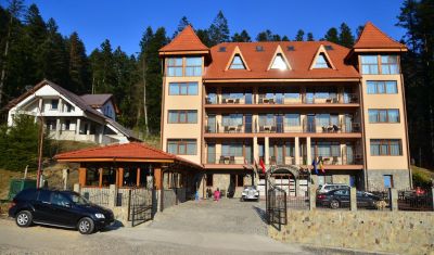Oferta pentru Munte 2025 Hotel Cumpatu 4* - Mic Dejun/Mic Dejun + Fisa Cont
