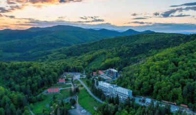 Oferta pentru Balneo 2025 Peakture Hotel Balvanyos 4* - Mic Dejun/Mic Dejun + Fisa Cont